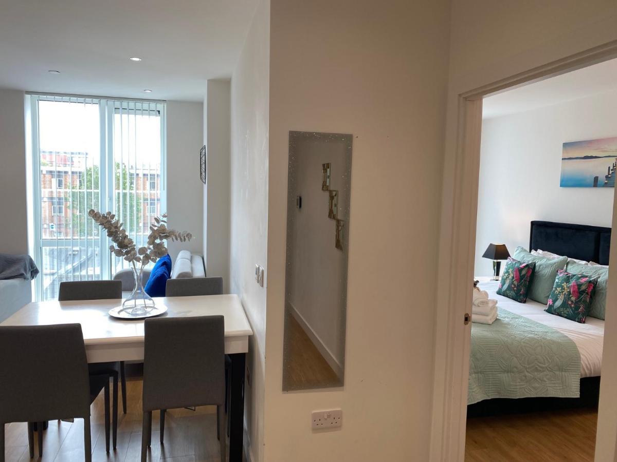 Berks Luxury Serviced Apartments , Free Parking, Free Gym And Free Wifi ブラックネル エクステリア 写真
